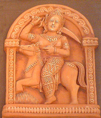 Kalki, el último Avatâra de Vishnú en el presente ciclo. Escultura en un templo de Kali, Chittaranjan Park, Nueva Delhi