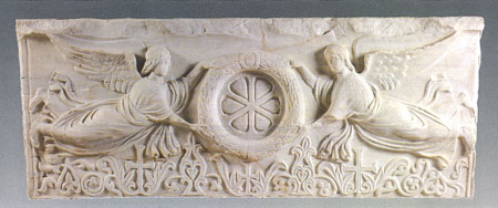 Crismón bizantino sostenido por dos ángeles