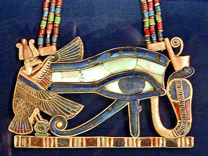 El buitre y la serpiente (lo que vuela y lo que repta) unidos en la
simultaneidad del Ojo que todo lo Ve. Medalllón con el Ojo de Horus.