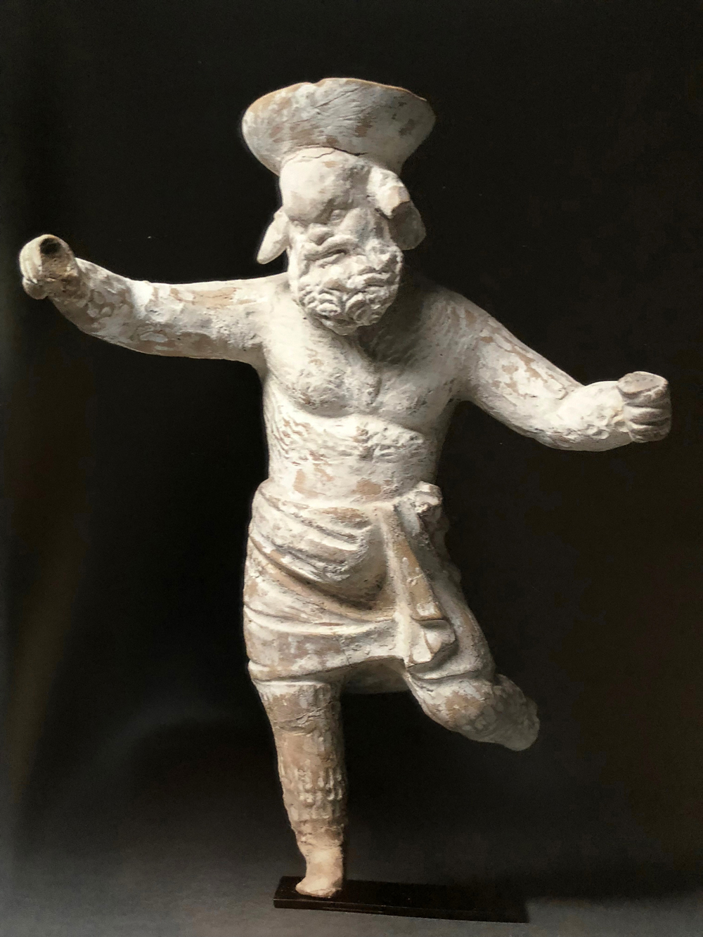 Actor cómico ataviado como papposilenus, parodiando a bailarinas.
Tanagra, siglo III a. C.
