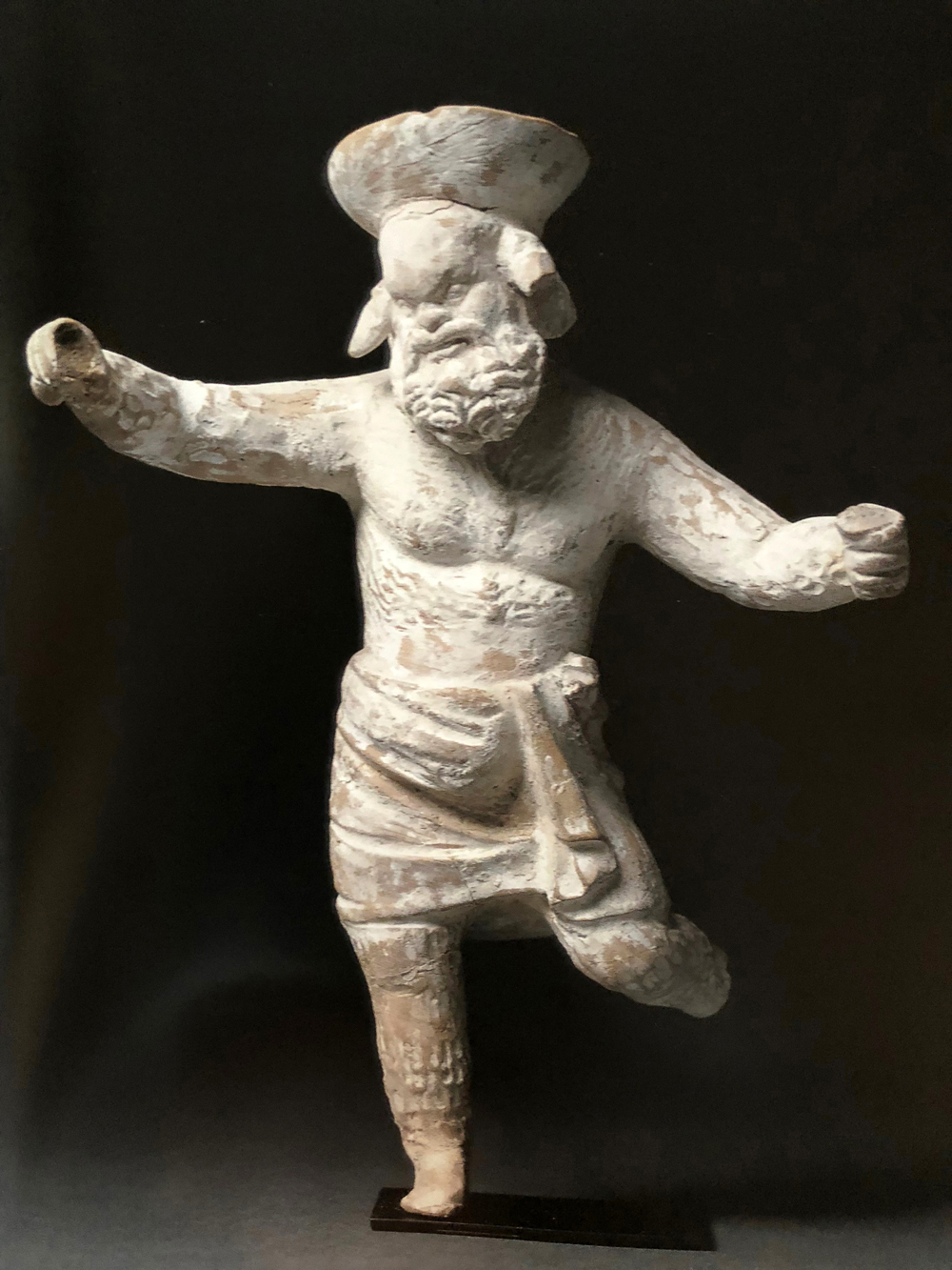 Actor cómico ataviado como papposilenus, parodiando a bailarinas.
Tanagra, siglo III a. C.