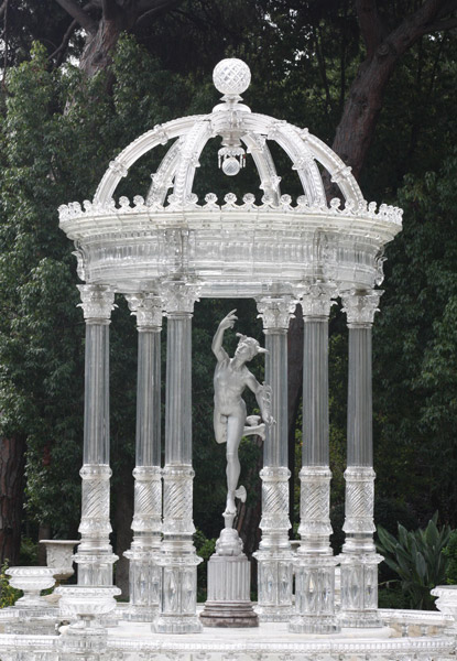 Estatua de Mercurio en un templo de cristal. Hoy en El Cros, Argentona, Barcelona. Mireia Valls, La Barcelona Subterránea