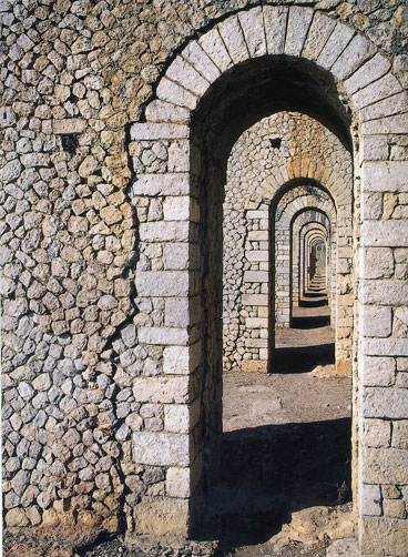 Sucesión de arcos bajo el Templo de Júpiter Anxur. Terracina, Italia