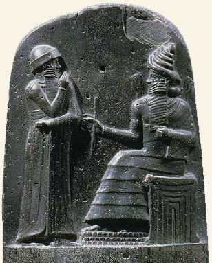 Hammurabi y Shamash, dios del Sol y de la Justicia.