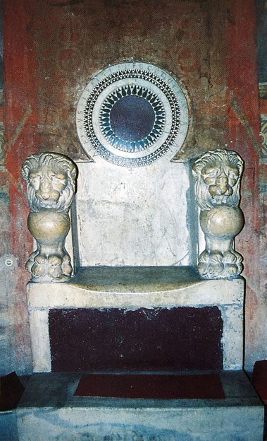 Trono de mármol encontrado en el templo de Mitra, Roma.